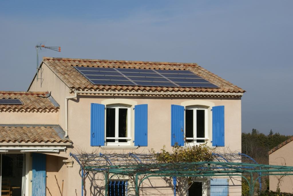 découvrez les avantages d'investir dans l'énergie photovoltaïque. apprenez comment cette solution durable peut vous permettre de réduire vos factures d'électricité tout en contribuant à la protection de l'environnement. informez-vous sur les différentes options d'investissement et les aides disponibles.
