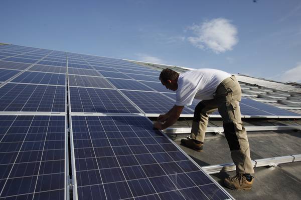 découvrez comment investir dans l'énergie solaire pour un avenir durable. explorez les avantages financiers et environnementaux de l'énergie renouvelable et participez à la transition énergétique tout en préservant notre planète.
