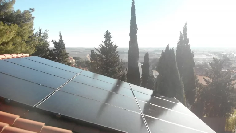 découvrez les avantages de l'investissement dans les panneaux photovoltaïques (pv) pour une transition énergétique durable. maximisez votre rendement tout en contribuant à la protection de l'environnement grâce à des solutions énergétiques renouvelables.