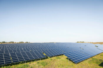 découvrez les avantages de l'investissement photovoltaïque : une source d'énergie renouvelable durable, des économies sur vos factures d'électricité et une contribution positive à la planète. apprenez à maximiser vos revenus grâce à cette technologie innovante et responsable.
