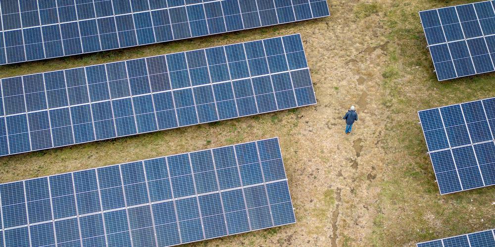 découvrez les avantages de l'investissement solaire et comment il peut transformer votre consommation d'énergie tout en générant des économies et en contribuant à la protection de l'environnement.