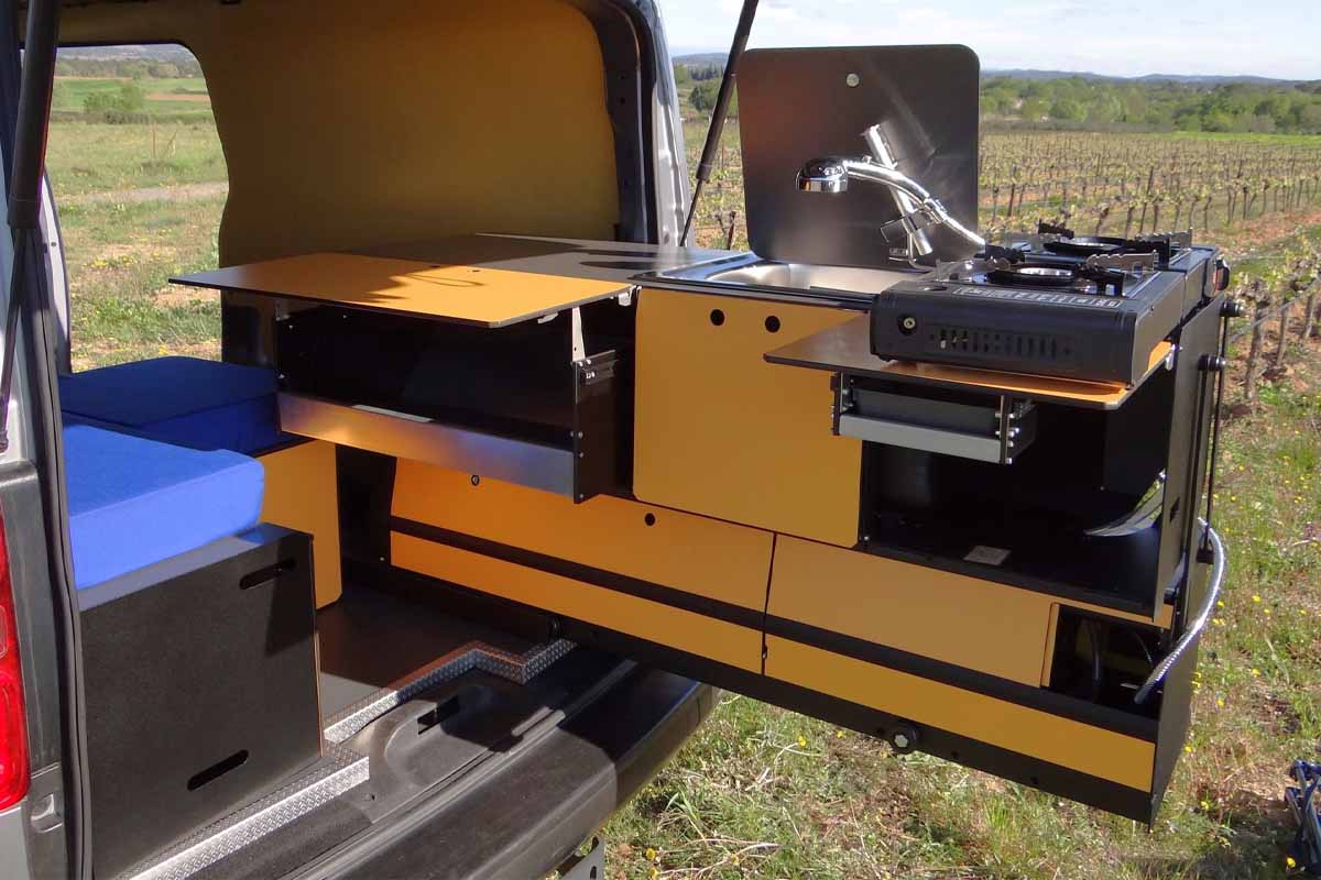 découvrez notre kit électrique pour fourgon, conçu pour optimiser l'autonomie et l'efficacité de votre véhicule. idéal pour les passionnés de van life, ce kit intègre tout le nécessaire pour un aménagement pratique et confortable. transformez votre fourgon en un véritable espace de vie avec notre solution clé en main.
