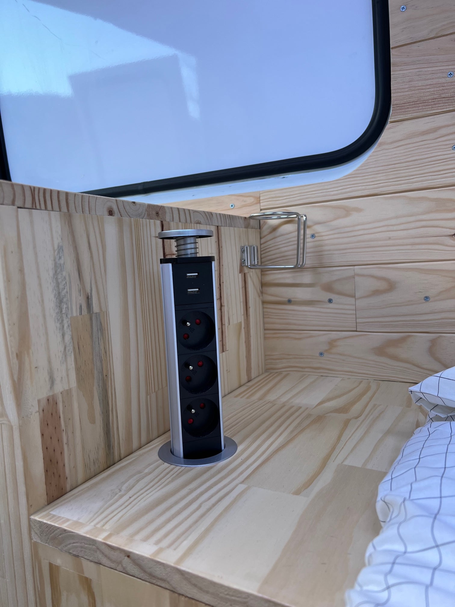 découvrez notre kit électrique pour fourgon, conçu pour transformer votre véhicule en espace de vie autonome et fonctionnel. pratique et facile à installer, ce kit vous permet de profiter d'une alimentation électrique fiable lors de vos déplacements, que ce soit pour le camping, les road trips ou les aventures en plein air.