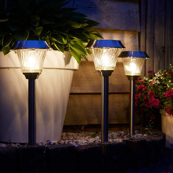 découvrez notre sélection de lampes solaires, idéales pour éclairer votre jardin tout en respectant l'environnement. economiques et écologiques, ces lampes rechargeables bénéficient d'une technologie innovante pour une utilisation durable et pratique.