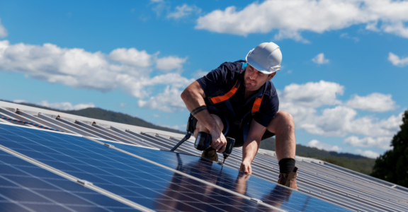 découvrez nos experts en installation de panneaux photovoltaïques. profitez d'une énergie renouvelable et économique tout en réduisant votre empreinte carbone. obtenez un devis personnalisé et faites le choix d'une installation sûre et professionnelle.