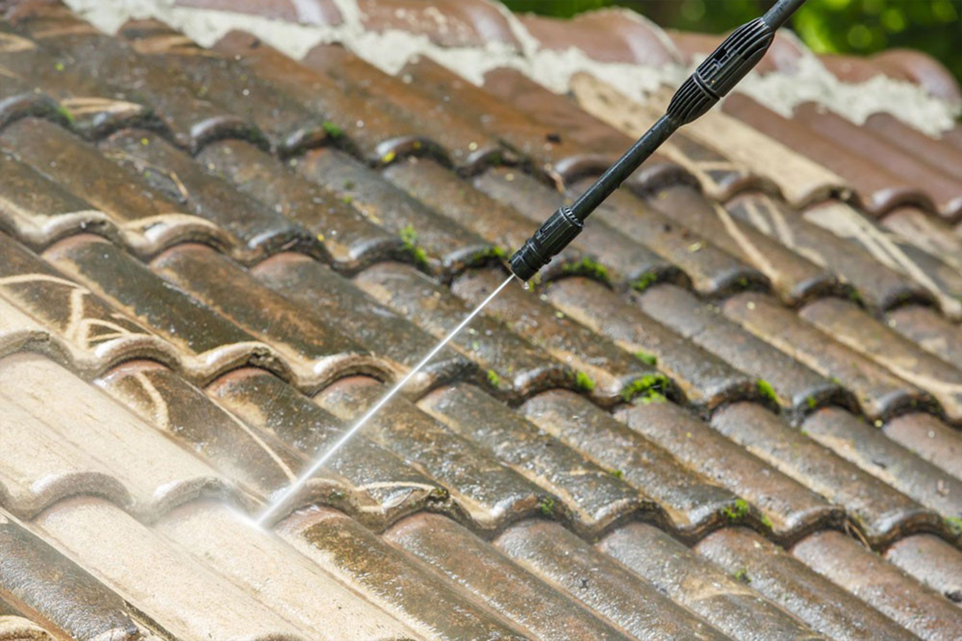 découvrez notre service de location pour le démoussage de toiture, idéal pour entretenir et préserver l'esthétique de votre maison. profitez de notre expertise et de nos équipements de qualité pour redonner vie à votre toiture en toute simplicité.