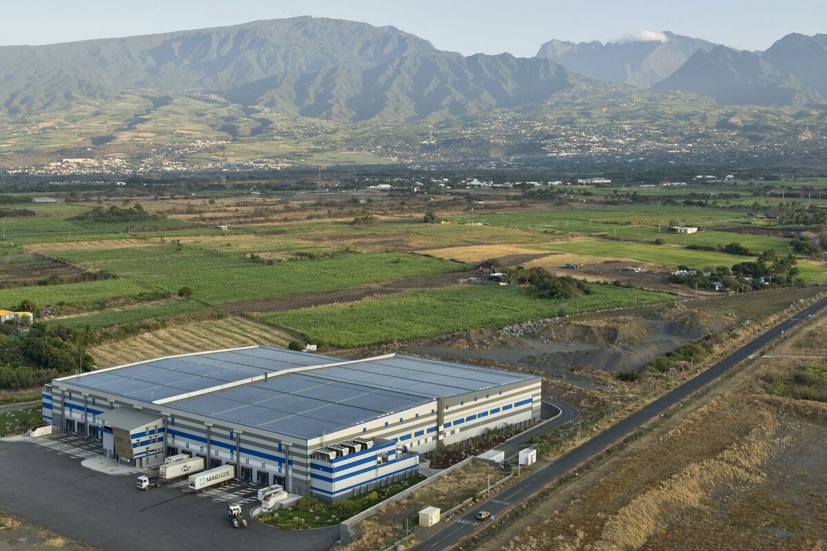 découvrez comment la logistique solaire révolutionne le transport et la distribution d'énergie renouvelable, optimisant l'efficacité et la durabilité pour un avenir plus vert.