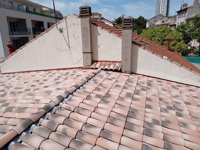 découvrez des solutions efficaces pour gérer les fuites de toiture de votre maison. obtenez des conseils utiles pour identifier les problèmes, effectuer des réparations et assurer la longévité de votre toit.