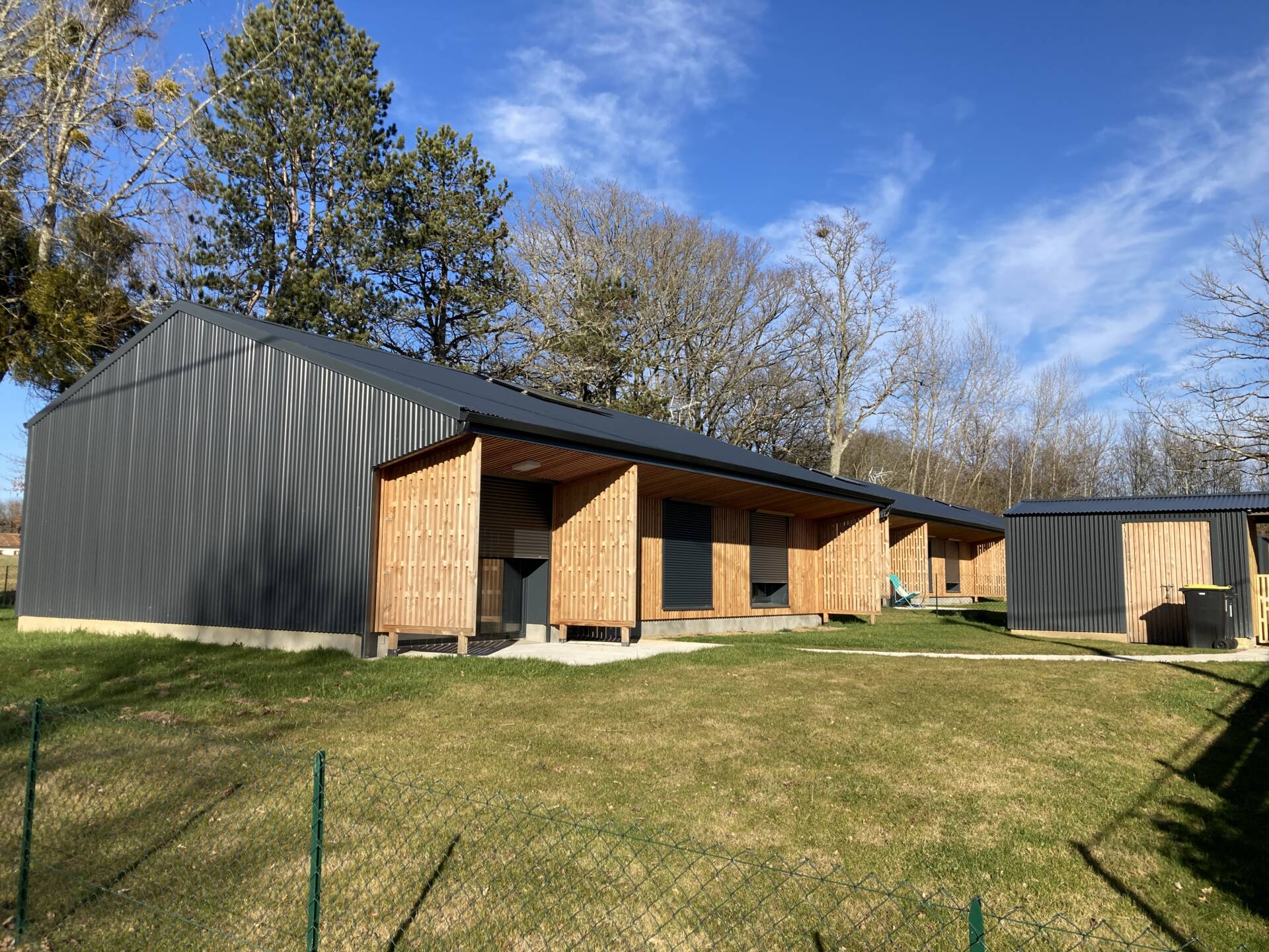 découvrez le concept innovant de maison passive : un habitat écologique qui maximise l'efficacité énergétique, réduit les factures et assure un confort optimal tout en respectant l'environnement. apprenez comment construire ou rénover votre maison pour vivre dans un espace durable.