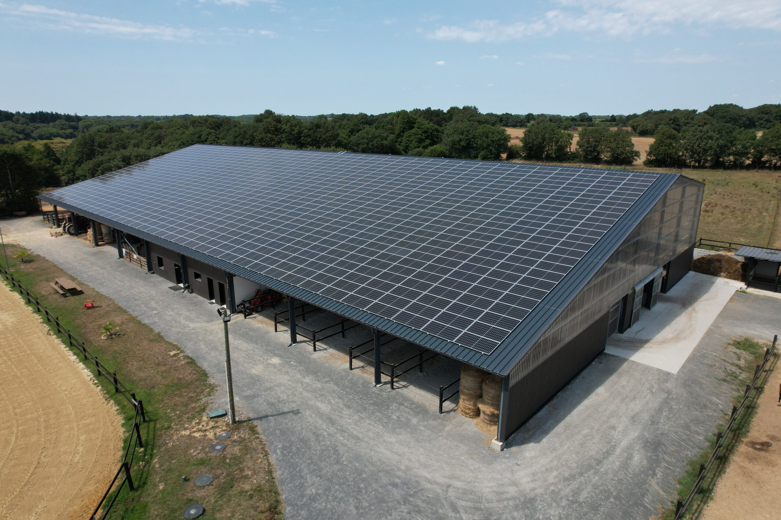 découvrez notre manège équestre solaire, un espace unique alliant passion des chevaux et respect de l'environnement. profitez d'entraînements optimaux dans une ambiance lumineuse et durable, tout en réduisant votre empreinte carbone. idéal pour les cavaliers de tous niveaux.