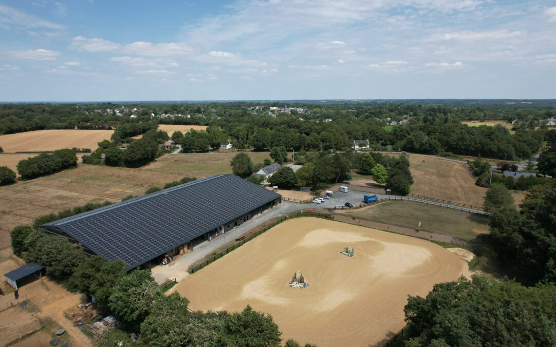 découvrez notre manège équestre solaire, un espace innovant et respectueux de l'environnement pour pratiquer l'équitation. profitez d'une lumière naturelle, d'un confort optimal pour vos chevaux, et d'une expérience équestre enrichissante au cœur de la nature. idéal pour les cavaliers de tous niveaux.