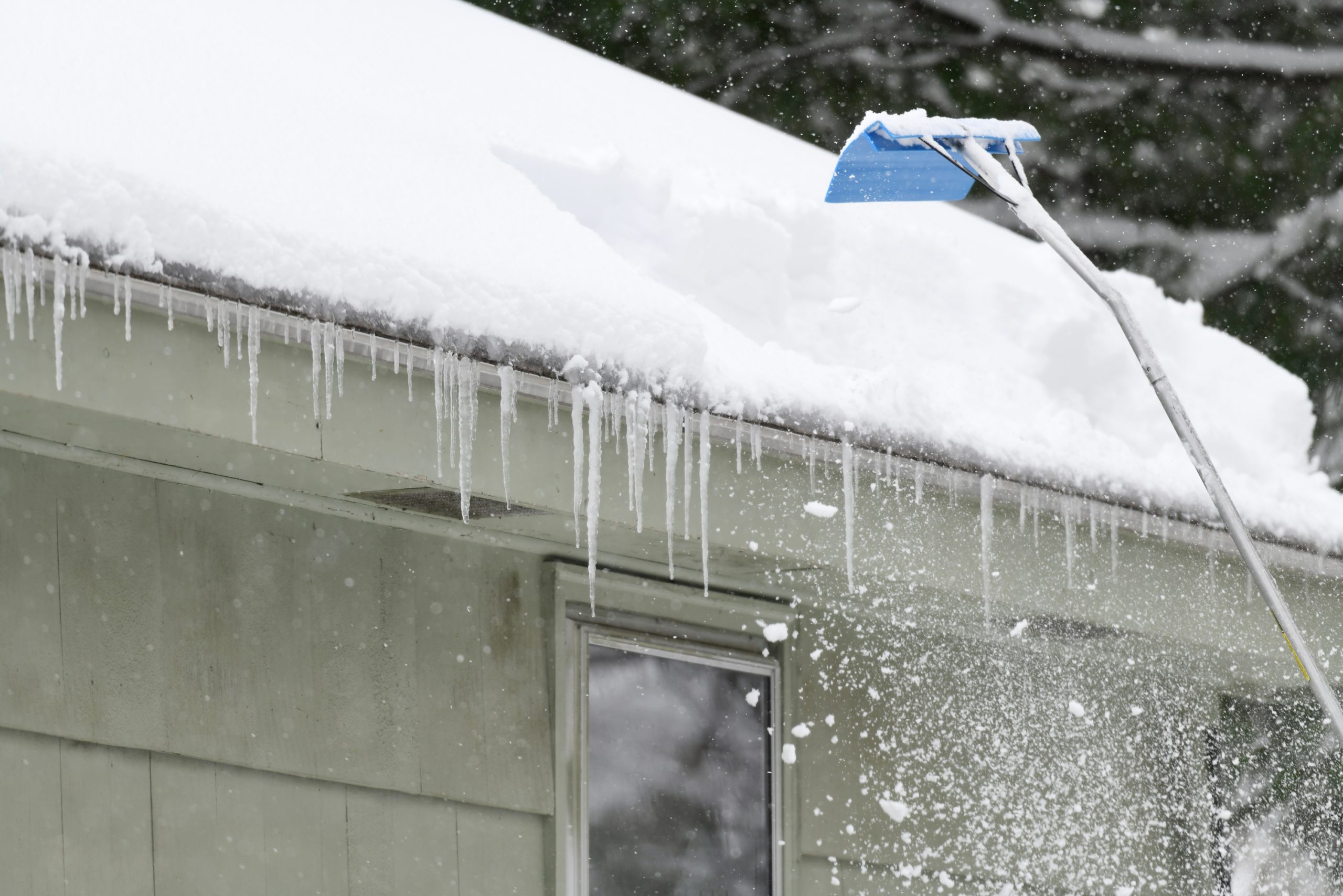 découvrez l'importance de l'entretien de votre toiture en hiver avec les conseils sur la gestion de la neige. apprenez à protéger votre maison des risques liés à l'accumulation de neige sur le toit et à garantir sa longévité.