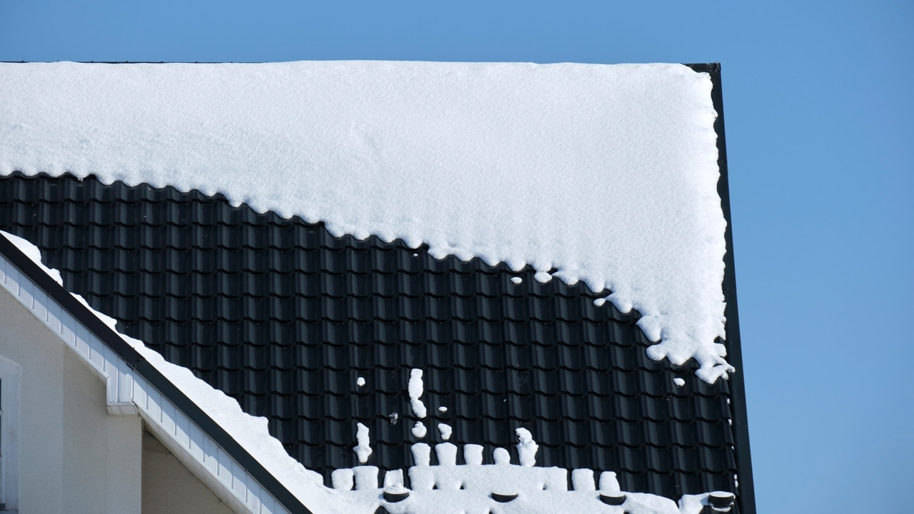 découvrez l'importance de la gestion de la neige sur votre toiture. apprenez comment prévenir les dommages causés par l'accumulation de neige et assurez la sécurité de votre maison pendant l'hiver.