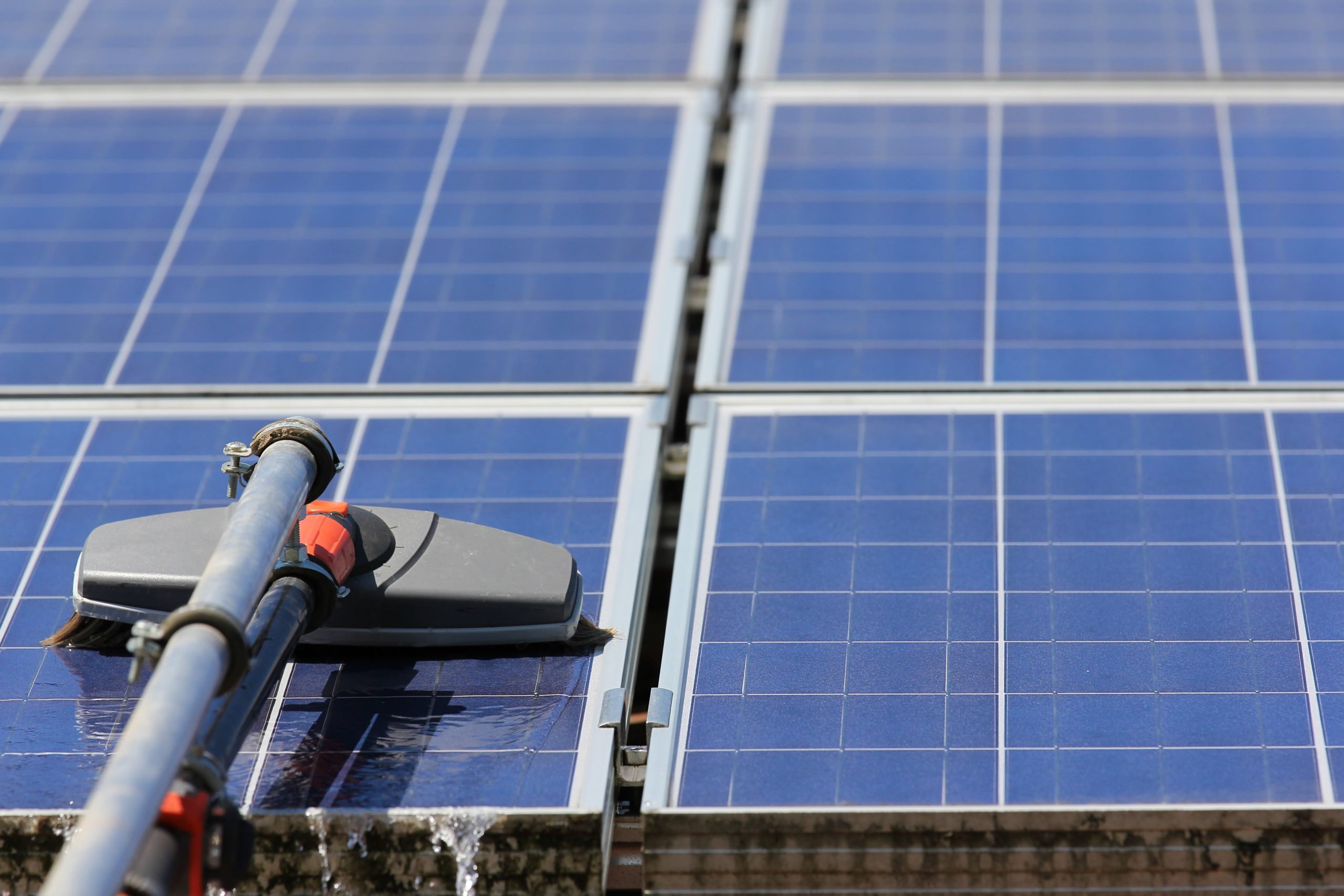 assurez le rendement optimal de vos panneaux photovoltaïques avec notre service de nettoyage professionnel. prolongez la durée de vie de votre installation et maximisez votre production d'énergie grâce à notre expertise et notre matériel spécialisé.