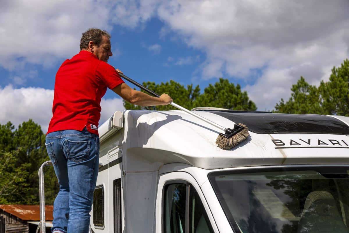 découvrez nos services de nettoyage de toit pour camping-car, garantissant un entretien optimal et une protection contre les éléments. offrez à votre véhicule une nouvelle vie et voyagez en toute sérénité.