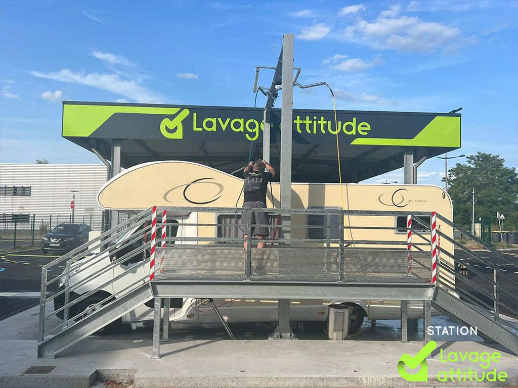 découvrez nos services de nettoyage professionnel pour le toit de votre camping-car. assurez la longévité de votre véhicule tout en préservant son éclat grâce à notre expertise et à des produits adaptés. profitez d'une finition impeccable et d'un entretien régulier pour voyager sereinement.