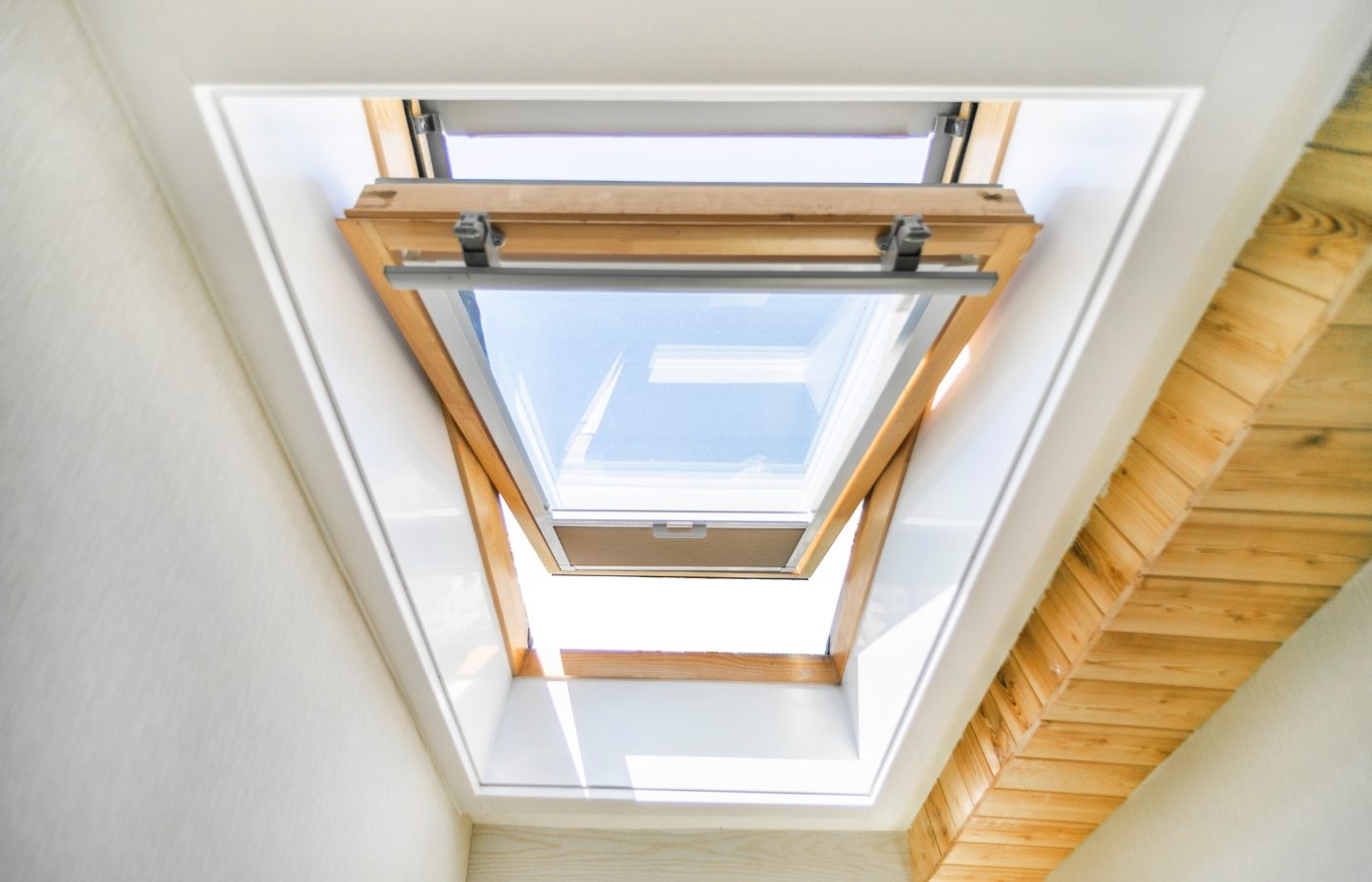 découvrez nos astuces et conseils pour nettoyer efficacement vos fenêtres de toit velux. maintenez la clarté de vos vitres et prolongez la durée de vie de vos ouvrants grâce à nos méthodes simples et naturelles.
