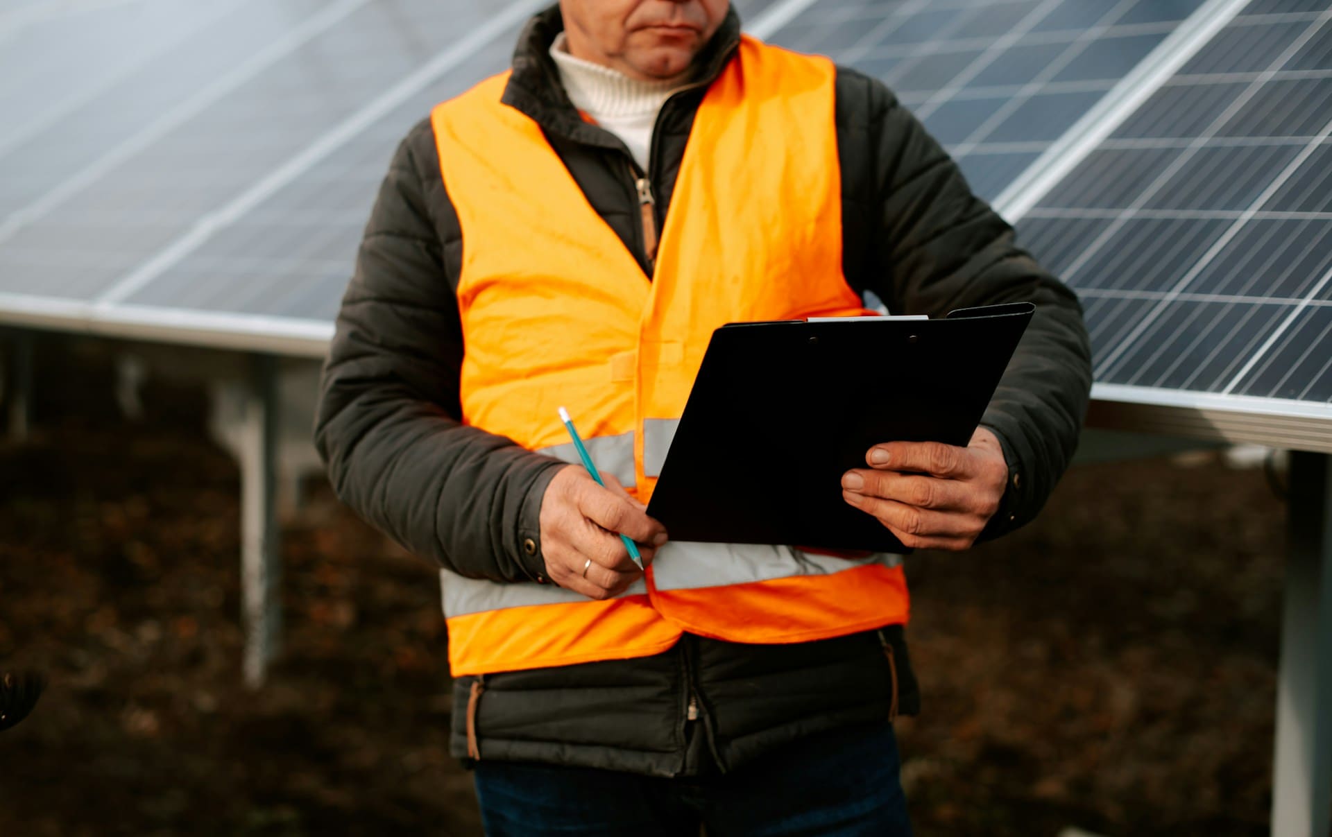 découvrez les normes solaires essentielles qui régissent l'utilisation et l'installation des systèmes photovoltaïques. informez-vous sur les réglementations, les standards de qualité et les meilleures pratiques pour garantir sécurité et efficacité dans vos projets d'énergie solaire.