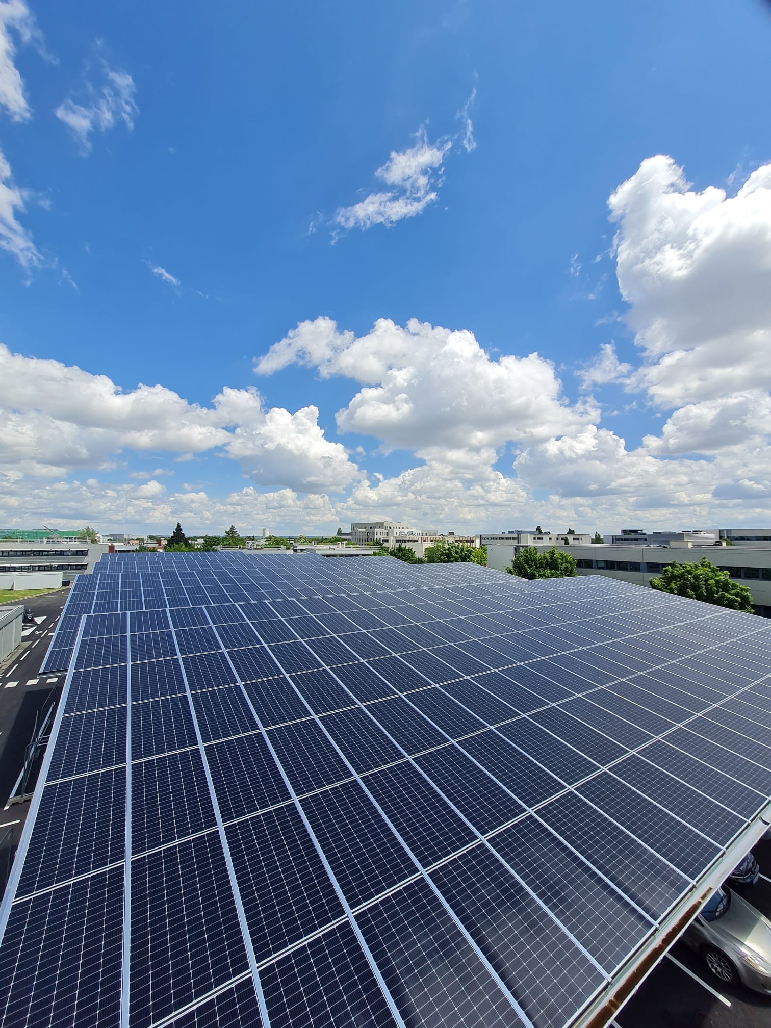 découvrez tout ce qu'il faut savoir sur les normes solaires, leur importance pour l'installation et l'utilisation des systèmes solaires, et comment elles garantissent la sécurité et l'efficacité énergétique.