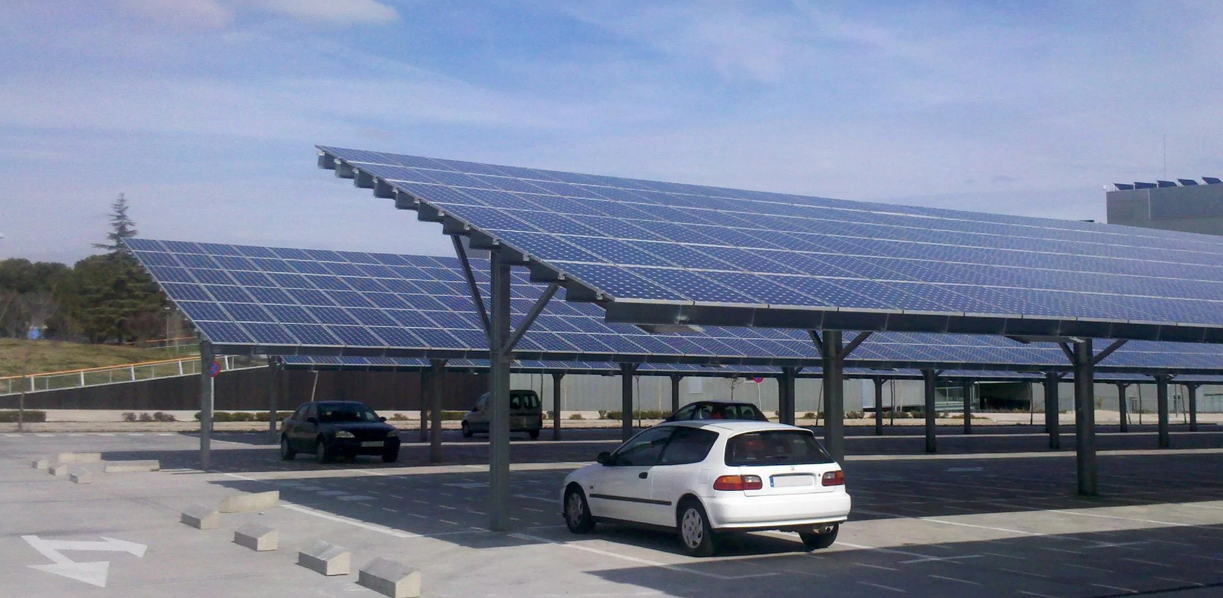 découvrez l'ombrière solaire, une solution innovante alliant protection contre le soleil et production d'énergie renouvelable. idéale pour les parkings, elle offre un abri pour les véhicules tout en intégrant des panneaux photovoltaïques pour un avenir plus durable.
