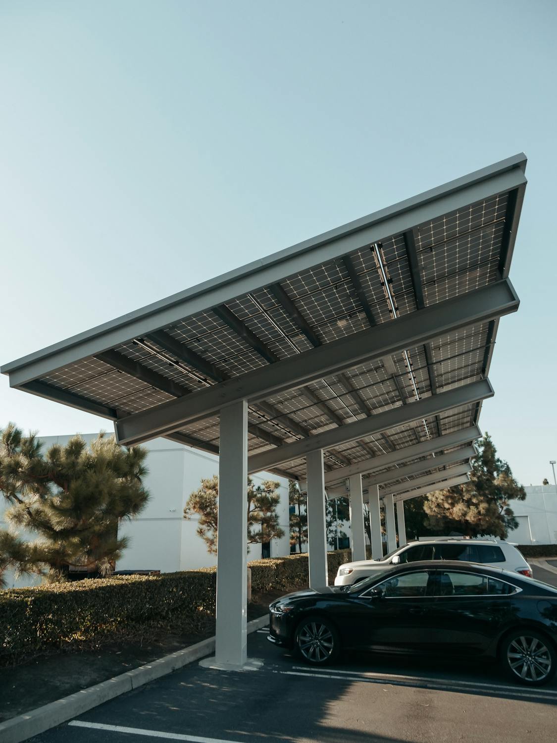 découvrez notre ombrière photovoltaïque, une solution innovante pour allier ombre et production d'énergie solaire. profitez d'une protection contre le soleil tout en alimentant vos appareils grâce à une énergie propre et renouvelable.
