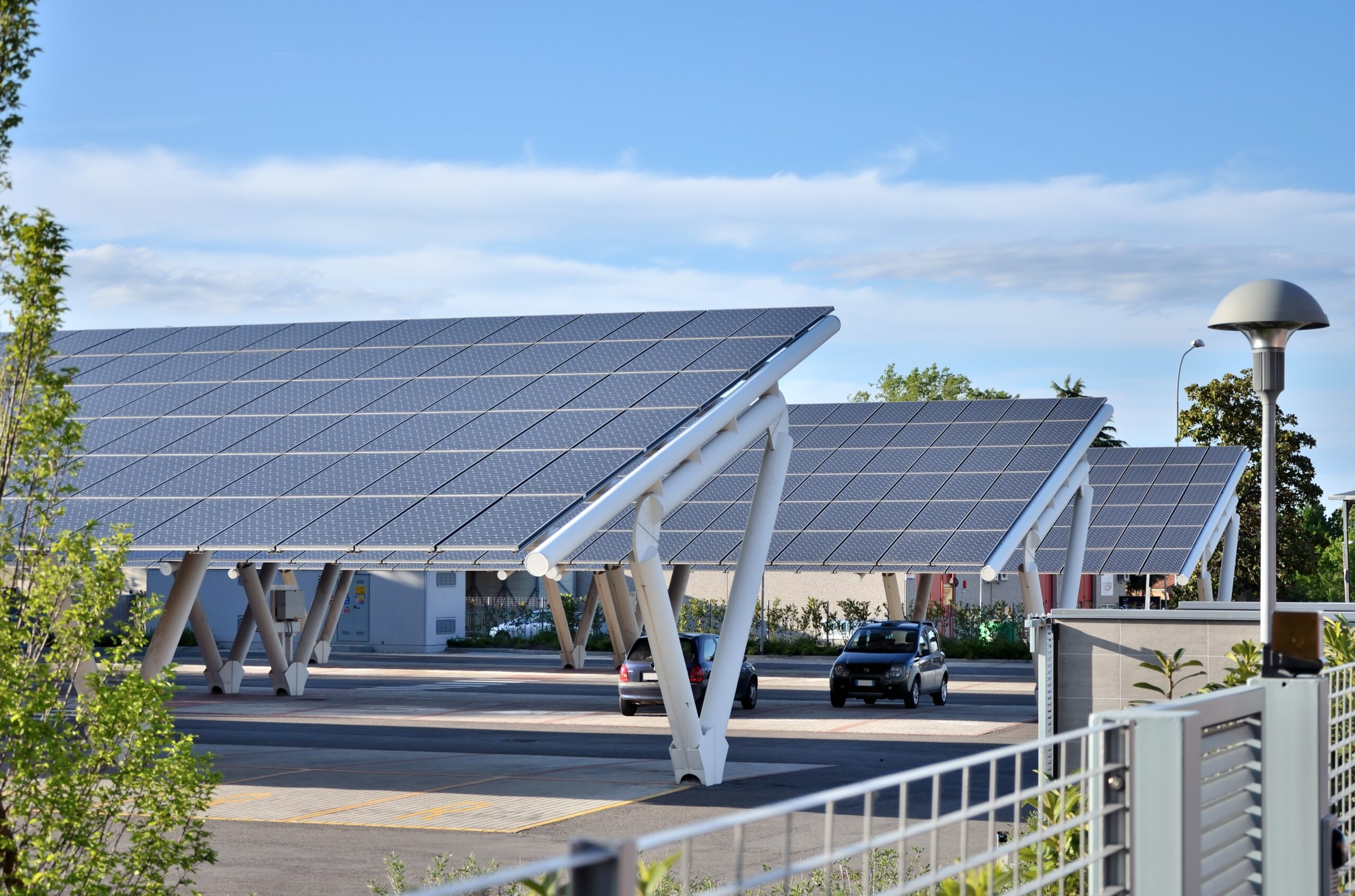 découvrez les avantages des ombrières solaires : une solution innovante pour allier ombre et production d'énergie verte. idéales pour les parkings, elles protègent vos véhicules tout en générant de l'électricité renouvelable.