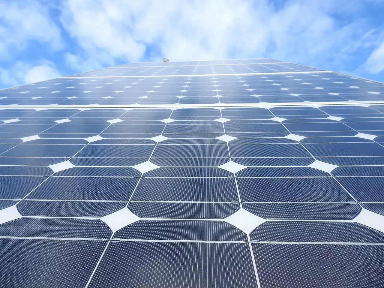 découvrez comment optimiser votre investissement dans des panneaux solaires et maximiser vos économies d'énergie. astuces, conseils et stratégies pour un retour sur investissement efficace et durable.