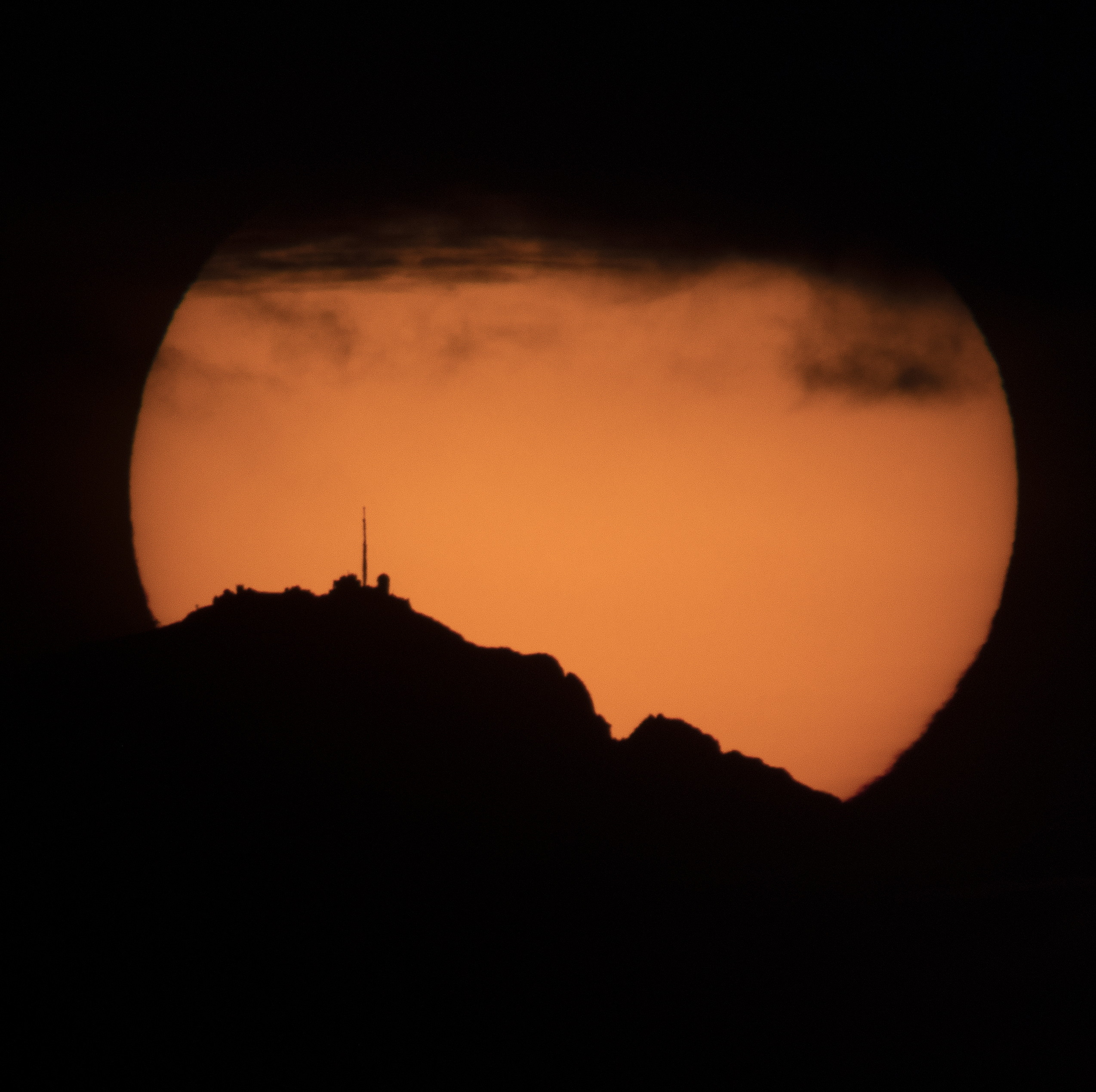 découvrez la magie du soleil de midi, moment idéal pour profiter de la lumière éclatante et de la chaleur bienfaisante. parfait pour des activités en plein air!