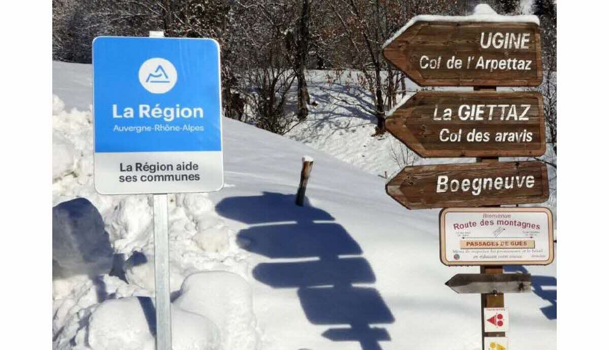 découvrez les panneaux informatifs et directionnels de la région auvergne-rhône-alpes, idéaux pour orienter et guider les visiteurs à travers ses paysages majestueux et ses richesses culturelles.