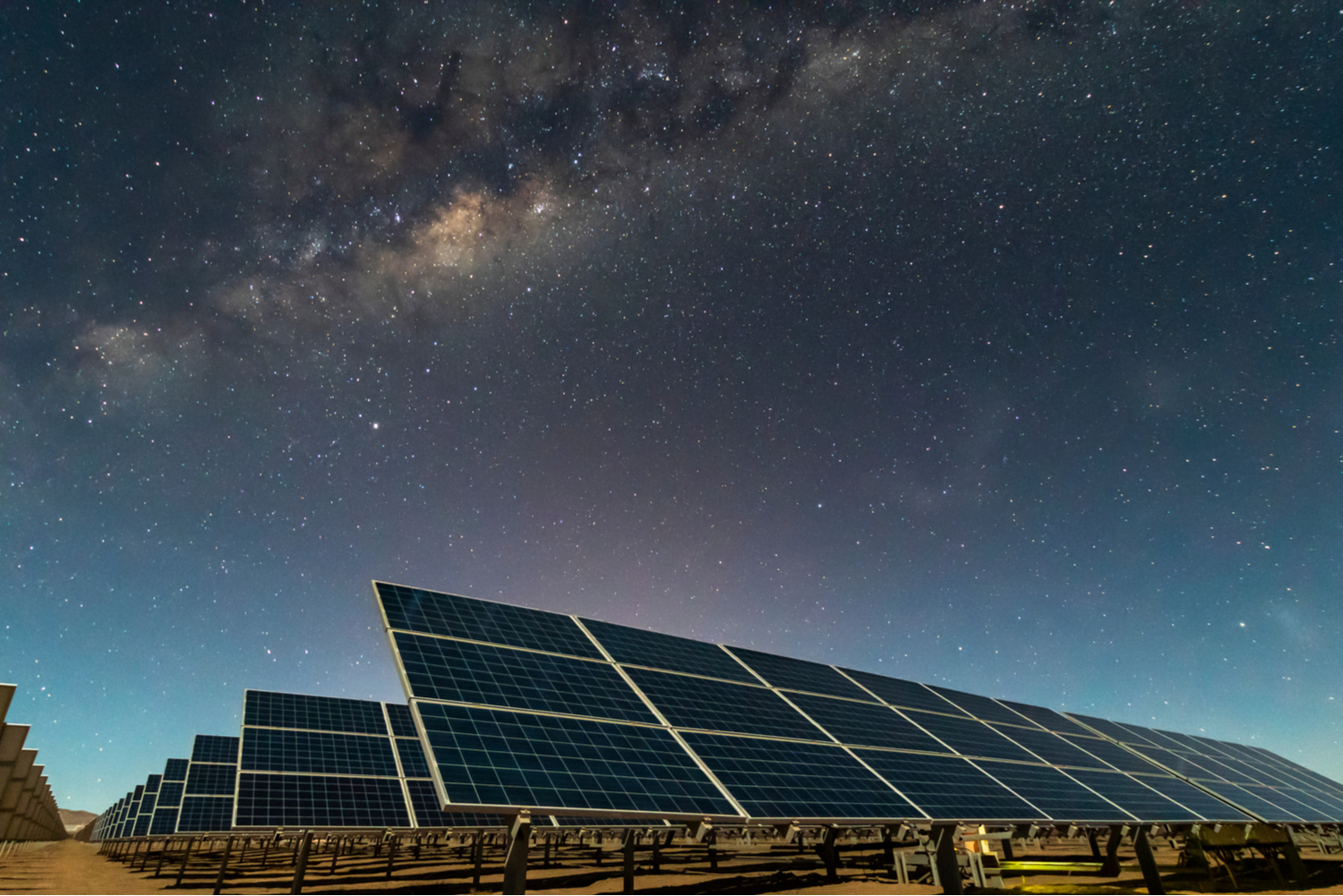 découvrez comment les panneaux photovoltaïques fonctionnent durant la nuit et leur impact sur l'énergie renouvelable. apprenez les innovations technologiques permettant d'optimiser la production énergétique même sans soleil.