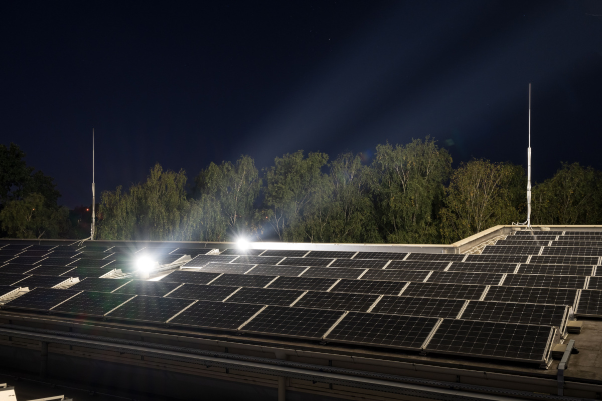 découvrez comment les panneaux photovoltaïques fonctionnent la nuit, leur capacité à stocker l'énergie solaire et à continuer à alimenter votre habitat même lorsque le soleil se couche.