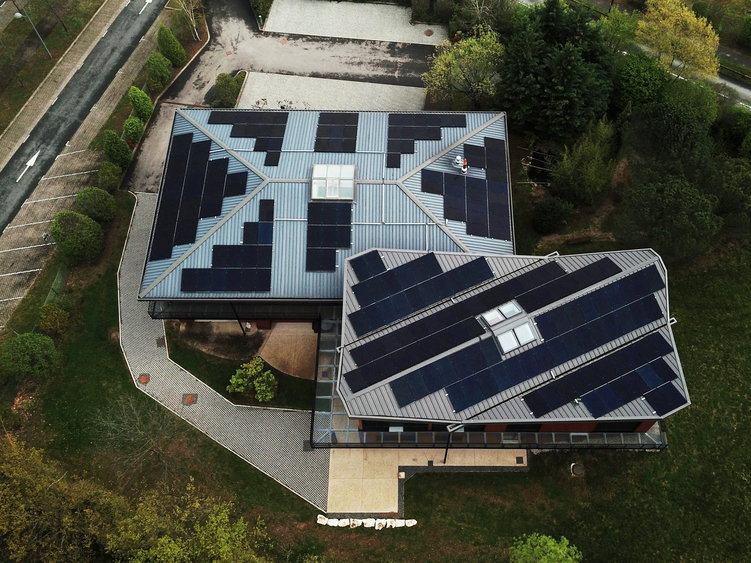 découvrez comment obtenir des panneaux solaires gratuits et réduisez vos factures d'énergie. informez-vous sur les programmes d'aide et les subventions disponibles pour rendre l'énergie solaire accessible à tous.