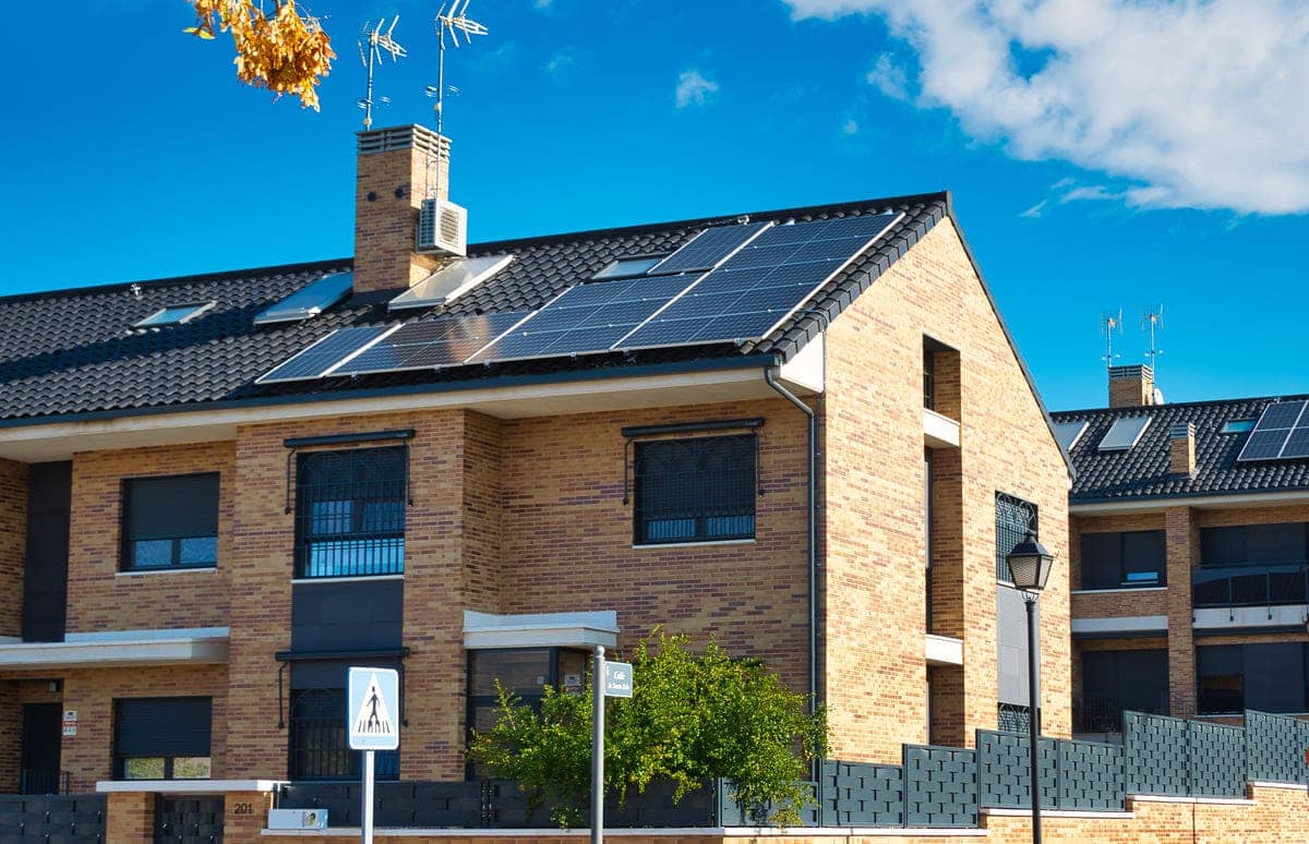 découvrez comment les panneaux solaires peuvent transformer votre maison en une source d'énergie durable et économique. profitez d'une installation éco-responsable qui réduit votre facture d'électricité tout en préservant l'environnement.