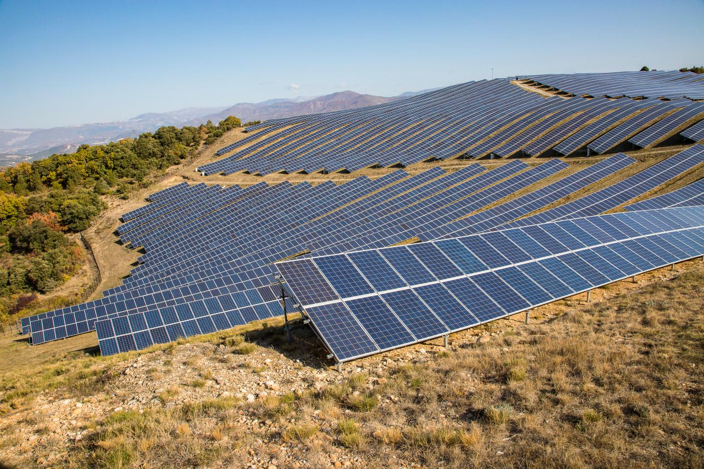 découvrez comment installer des panneaux solaires sur votre terrain pour maximiser votre autoconsommation d'énergie. apprenez les avantages, les types de panneaux disponibles et les étapes nécessaires pour réaliser votre projet solaire avec succès.