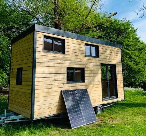 découvrez comment intégrer des panneaux solaires dans votre tiny house pour une autonomie énergétique optimale. idéal pour réduire votre empreinte carbone tout en vivant dans un espace minimaliste et confortable.