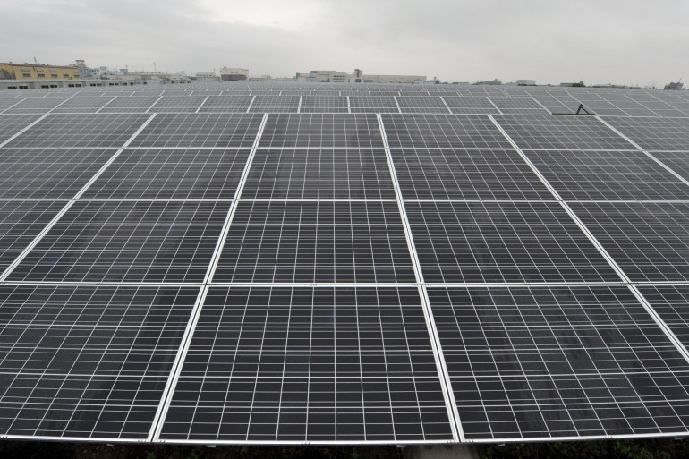 découvrez notre usine de panneaux solaires où innovation et durabilité se rencontrent pour produire des solutions énergétiques respectueuses de l'environnement. engagés vers un avenir énergétique durable, nous offrons des panneaux solaires de haute qualité adaptés à vos besoins.