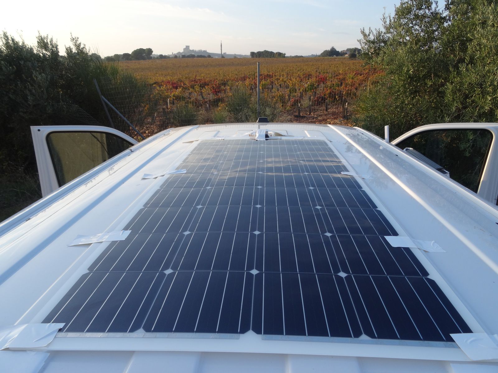 découvrez les avantages des panneaux solaires pour votre van ! optimisez votre autonomie énergétique lors de vos road trips en installant des systèmes solaires adaptés qui vous permettront de profiter de la nature tout en préservant l'environnement.