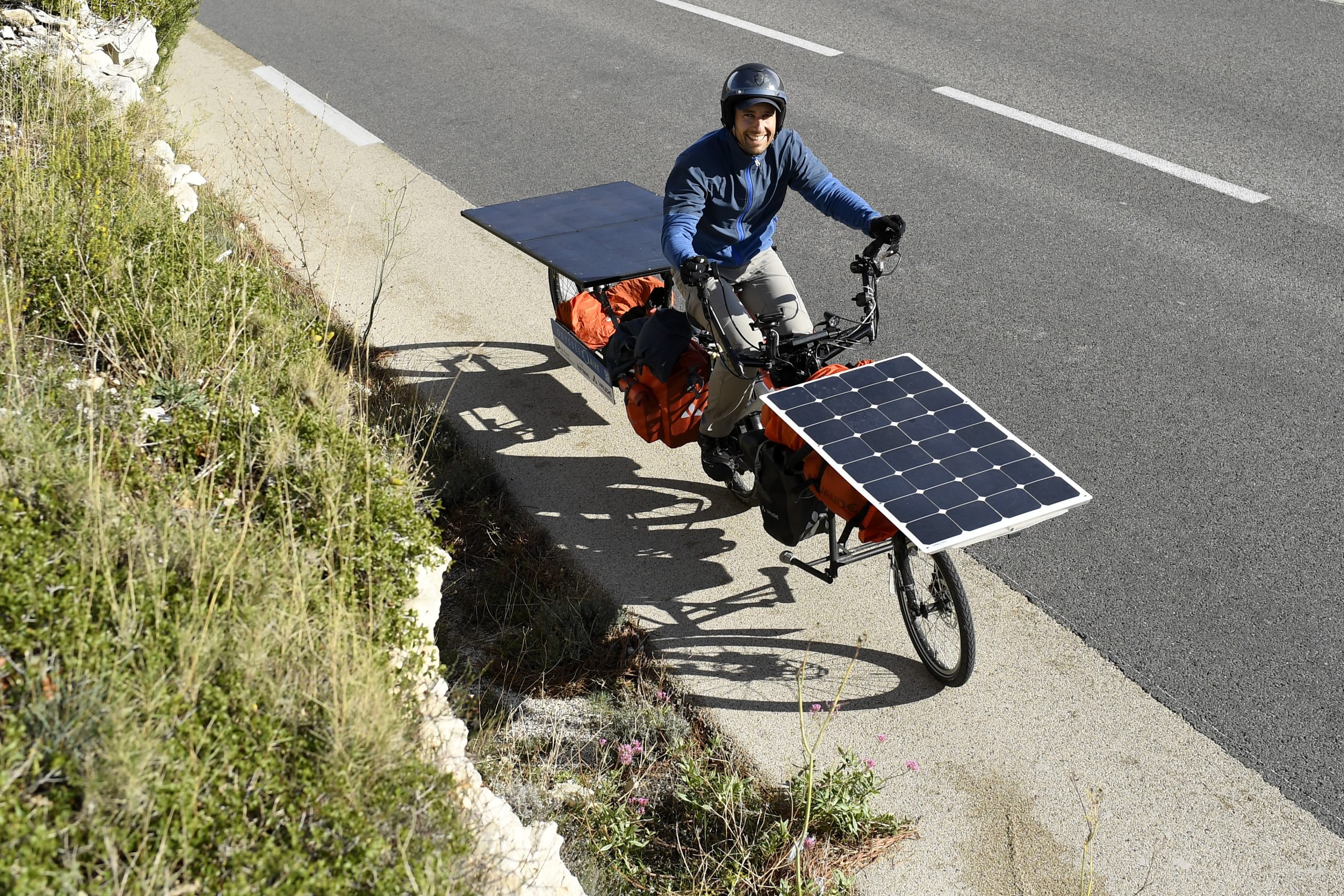 découvrez nos panneaux solaires pour vélos électriques, une solution écologique et pratique pour recharger votre batterie en toute autonomie. optimisez votre expérience cycliste tout en préservant l'environnement grâce à cette technologie innovante.