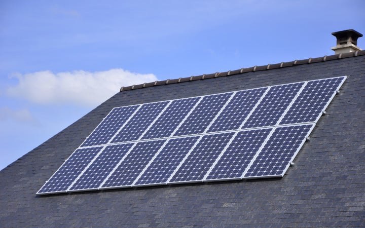 découvrez comment les panneaux photovoltaïques transforment la lumière du soleil en énergie renouvelable. apprenez les avantages écologiques et économiques de ces installations, ainsi que les différentes options disponibles pour produire votre propre électricité de manière durable.