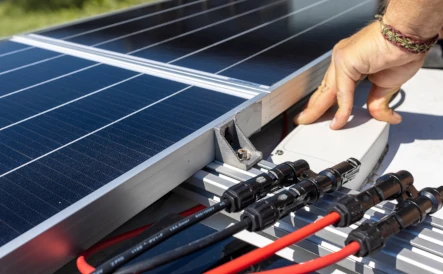 découvrez comment les panneaux photovoltaïques avec onduleur transforment la lumière du soleil en électricité propre et renouvelable. optimisez votre consommation énergétique tout en réduisant votre empreinte carbone grâce à cette technologie innovante.