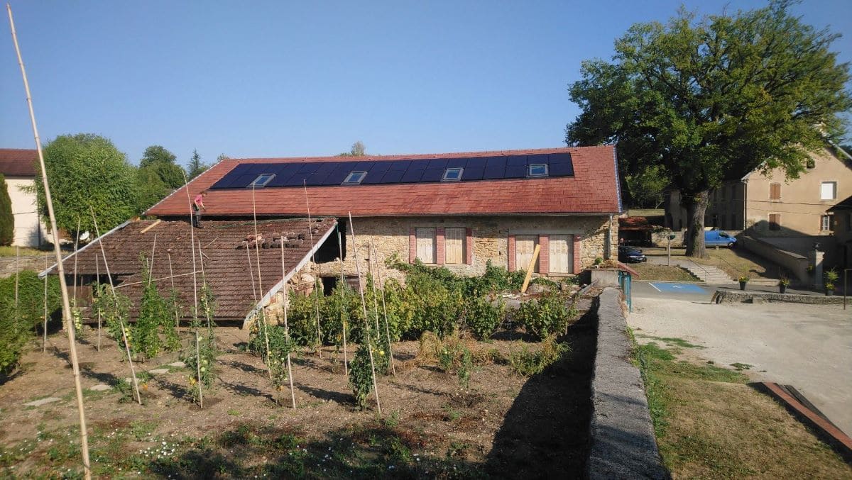 découvrez nos solutions de panneaux photovoltaïques dans le jura. profitez d'une énergie renouvelable et économique tout en contribuant à la protection de l'environnement. installation de qualité et conseils personnalisés pour optimiser votre consommation d'énergie.