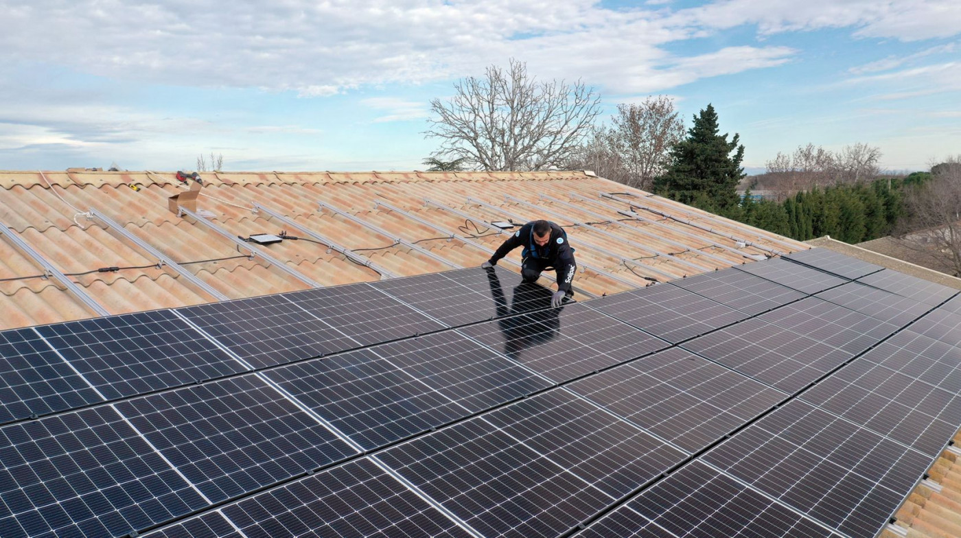 découvrez nos panneaux photovoltaïques professionnels, conçus pour optimiser la production d'énergie solaire et réduire vos coûts d'électricité. bénéficiez d'une technologie de pointe et d'une installation clé en main pour une transition énergétique réussie.