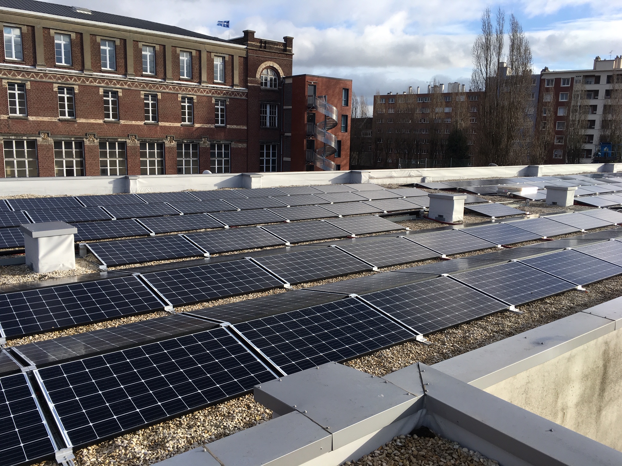 découvrez les avantages des panneaux photovoltaïques pour votre toiture. augmentez votre efficacité énergétique tout en réduisant vos factures d'électricité grâce à cette solution écologique et durable. optez pour une installation de qualité et contribuez à la transition énergétique.