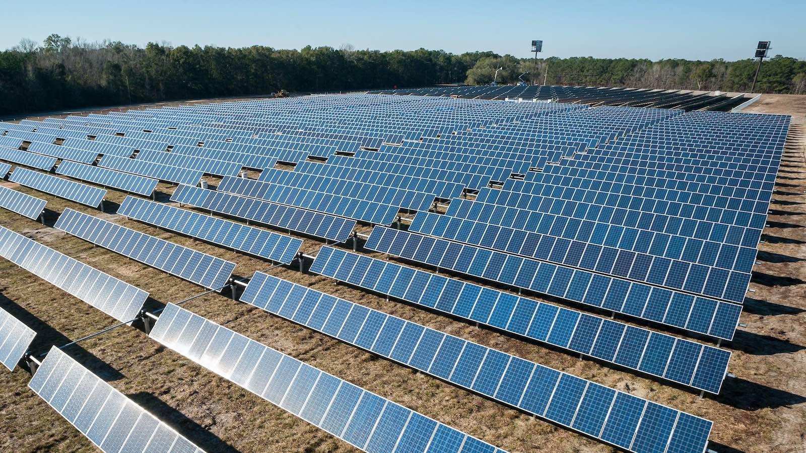 découvrez les meilleures options de panneaux solaires en 2022 : avantages, technologies innovantes et conseils d'installation pour réduire votre empreinte carbone et réaliser des économies sur vos factures d'énergie.