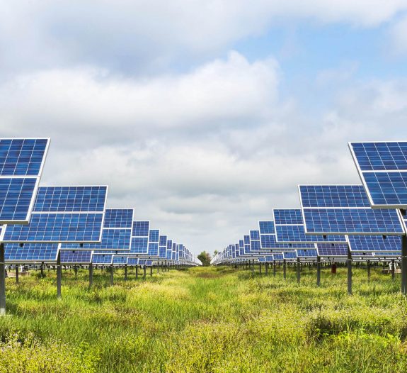 découvrez comment les panneaux solaires agricoles transforment les exploitations en sources d'énergie durable, réduisant les coûts et contribuant à une agriculture éco-responsable. informez-vous sur les avantages, les subventions et les meilleures pratiques pour intégrer ces technologies au sein de votre ferme.
