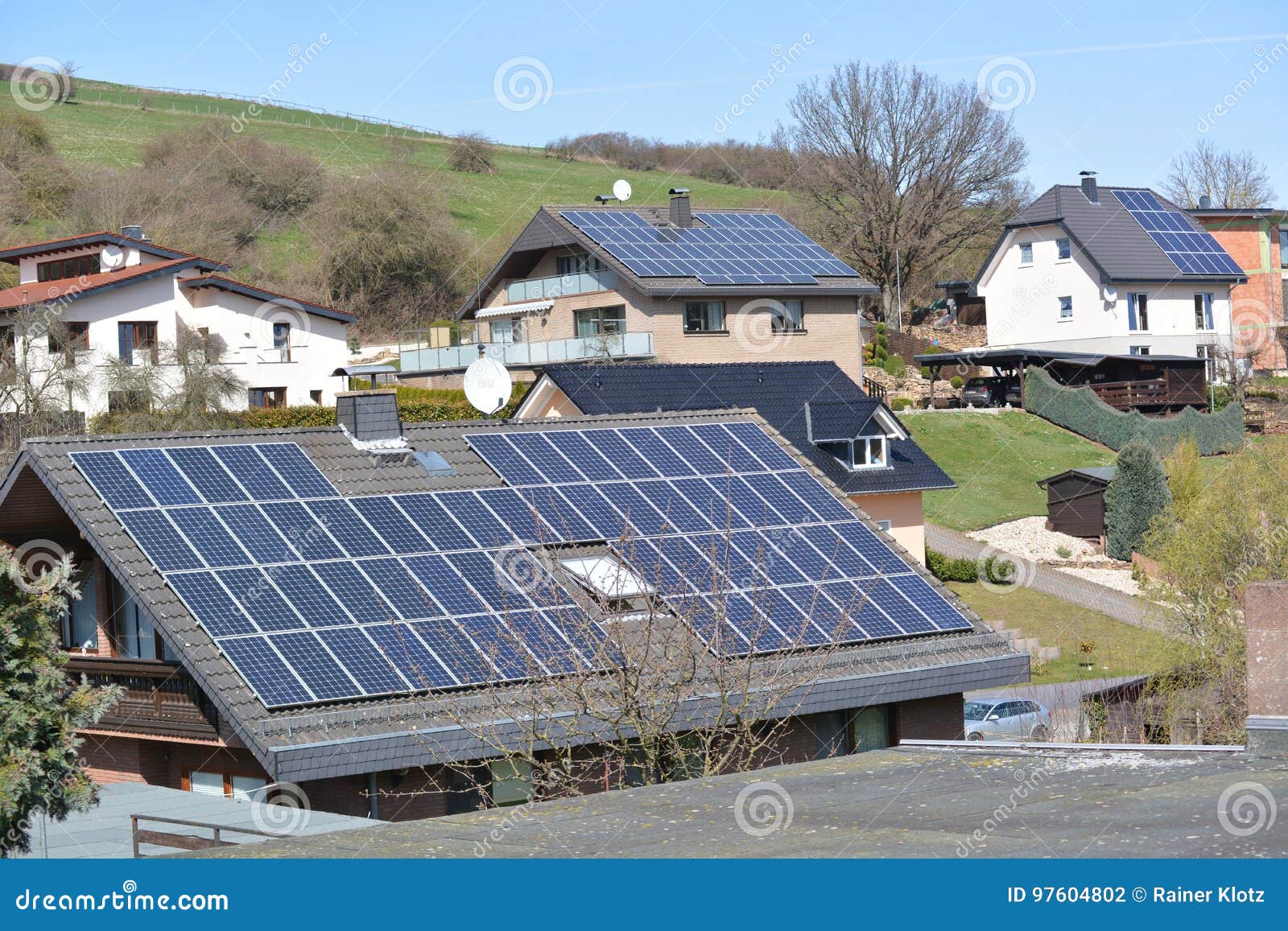 découvrez tout sur les panneaux solaires en allemagne : innovations, avantages écologiques et économies d'énergie. informez-vous sur les installations, les subventions et les tendances du marché pour maximiser votre projet solaire.