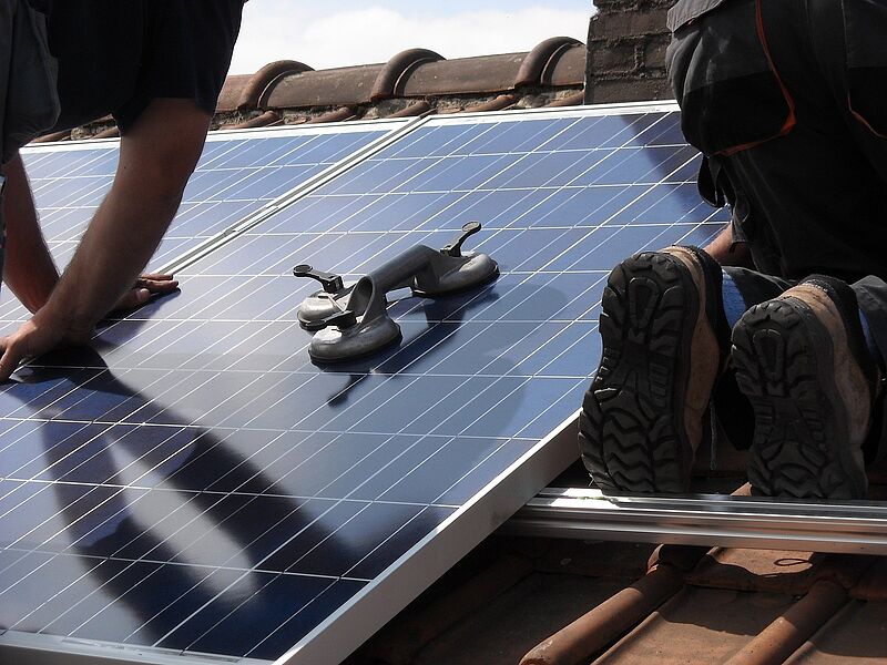 découvrez comment intégrer les panneaux solaires dans votre quotidien pour réduire vos factures d'énergie, adopter un mode de vie durable et contribuer à la protection de l'environnement. informez-vous sur les avantages, l'installation et l'entretien de ces systèmes énergétiques renouvelables.