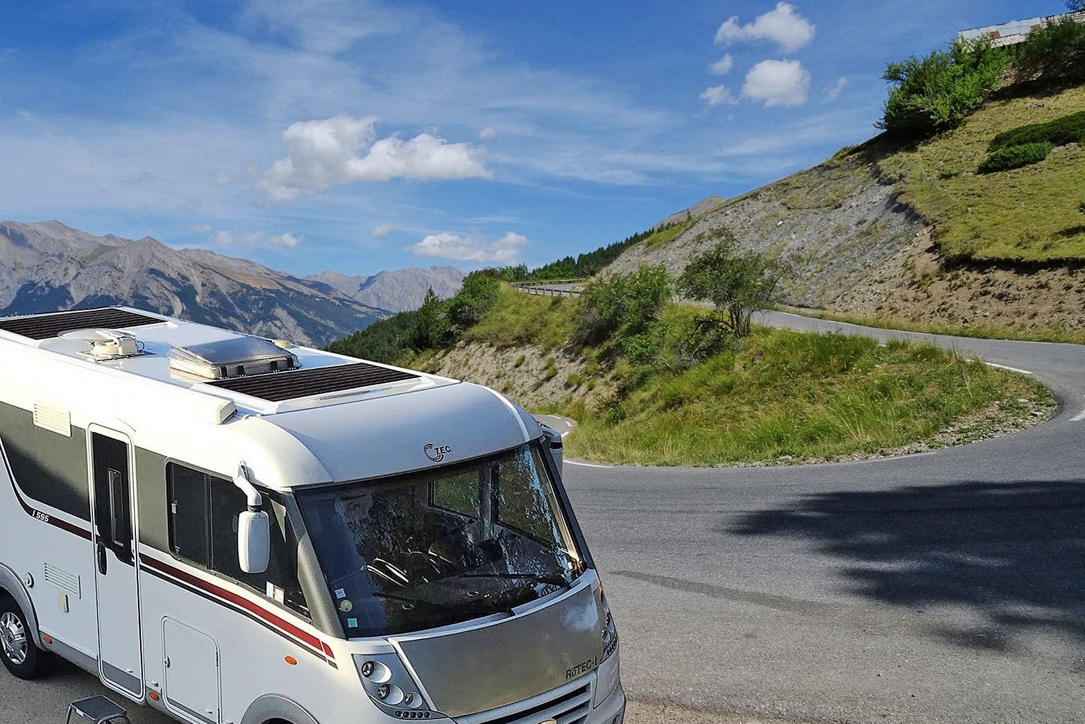 découvrez comment installer des panneaux solaires sur votre camping-car pour profiter d'une autonomie énergétique complète lors de vos voyages. optimisez votre espace et réduisez votre empreinte carbone tout en explorant la nature.