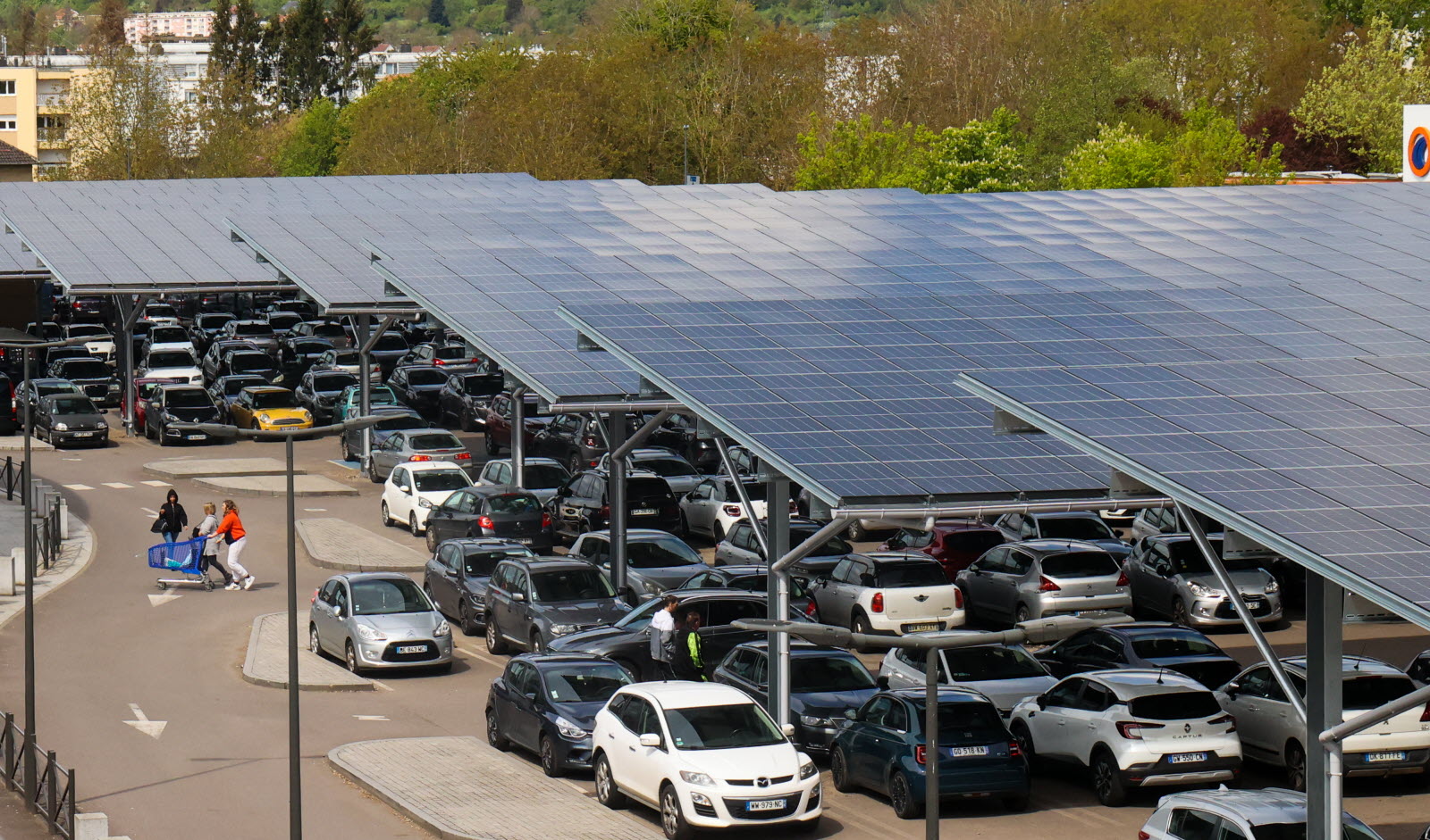 découvrez comment les panneaux solaires commerciaux peuvent transformer votre entreprise en une source d'énergie durable et économique. optimisez vos coûts d'exploitation tout en réduisant votre empreinte carbone grâce à des solutions photovoltaïques adaptées à vos besoins.