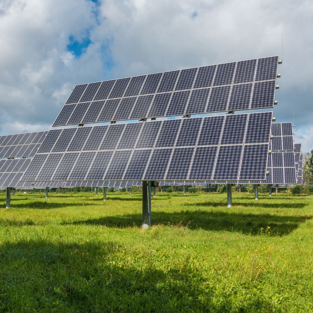 découvrez comment l'utilisation des panneaux solaires représente un enjeu socio-économique majeur, favorisant la transition énergétique, créant des emplois et améliorant l'accès à l'énergie renouvelable tout en réduisant les émissions de carbone.